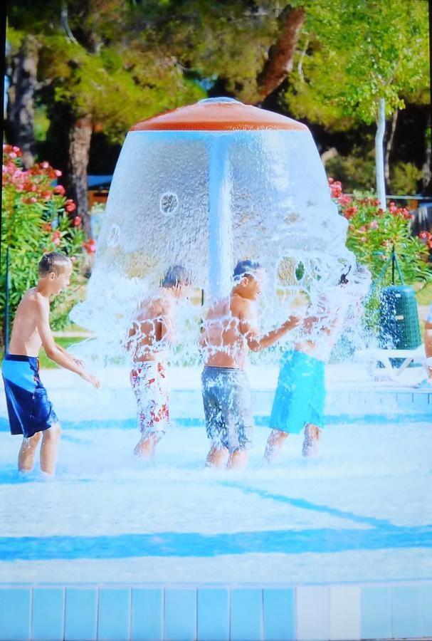 Lux Camp - Mobile Homes In Bi Village Fažana エクステリア 写真
