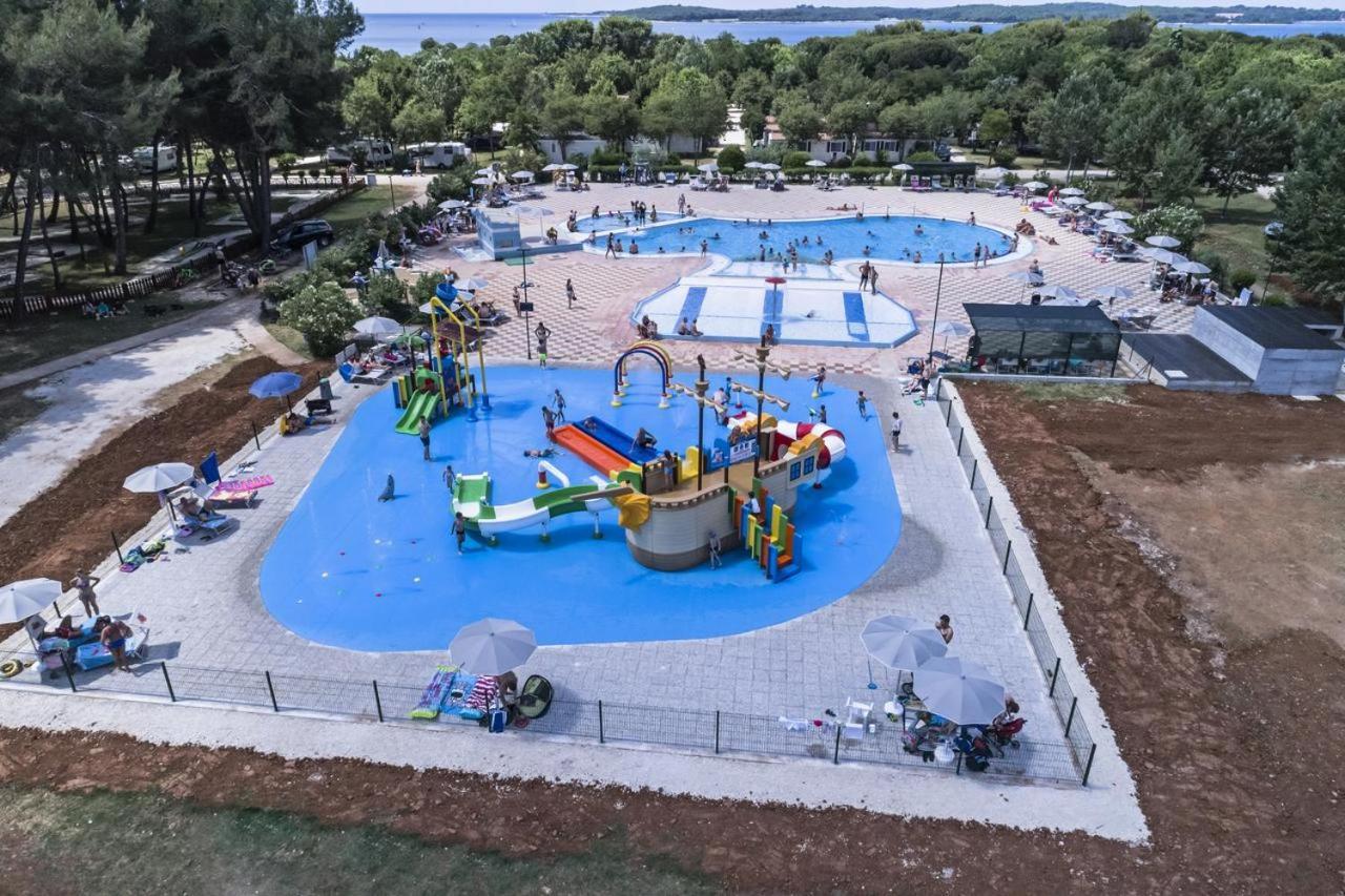 Lux Camp - Mobile Homes In Bi Village Fažana エクステリア 写真