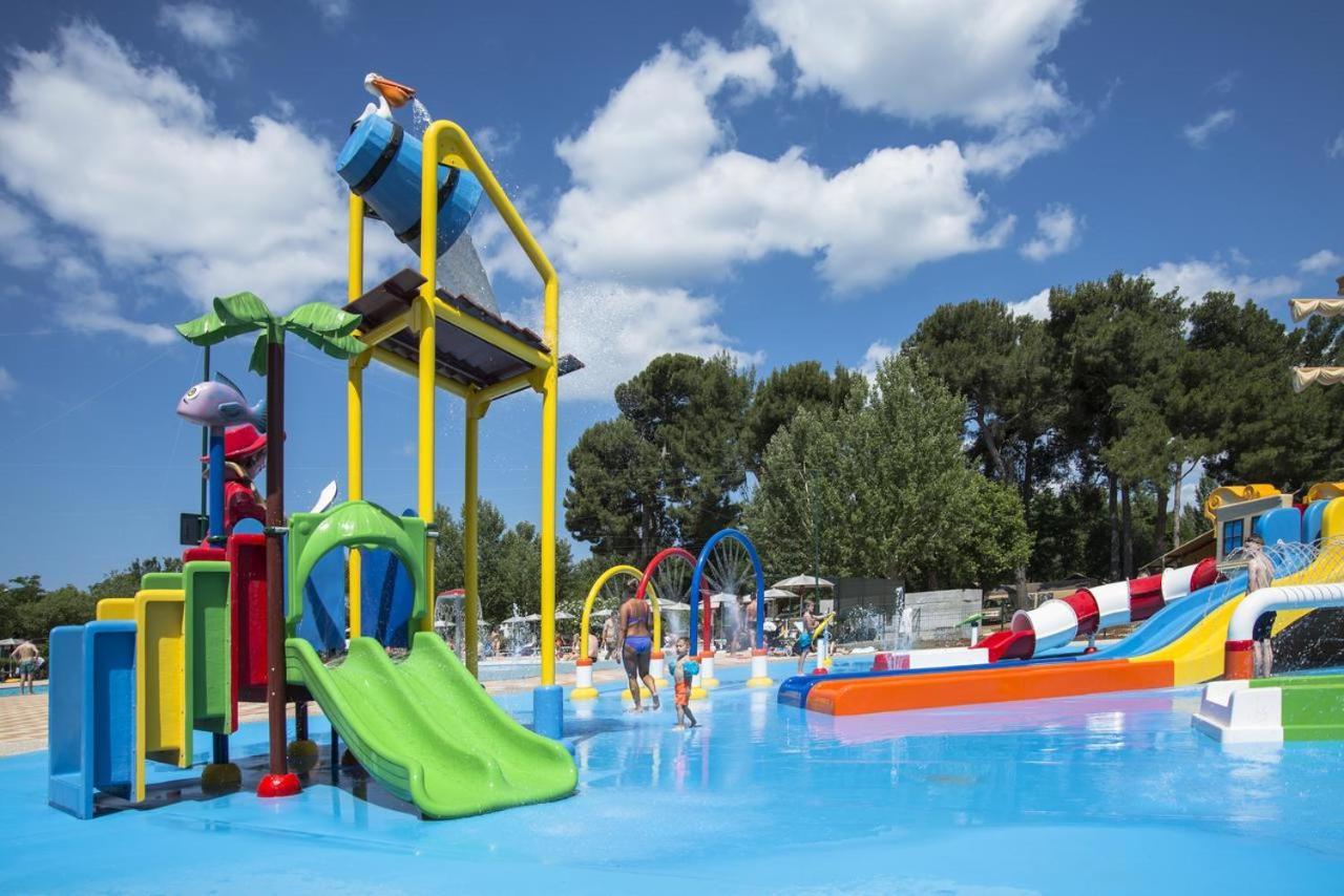 Lux Camp - Mobile Homes In Bi Village Fažana エクステリア 写真