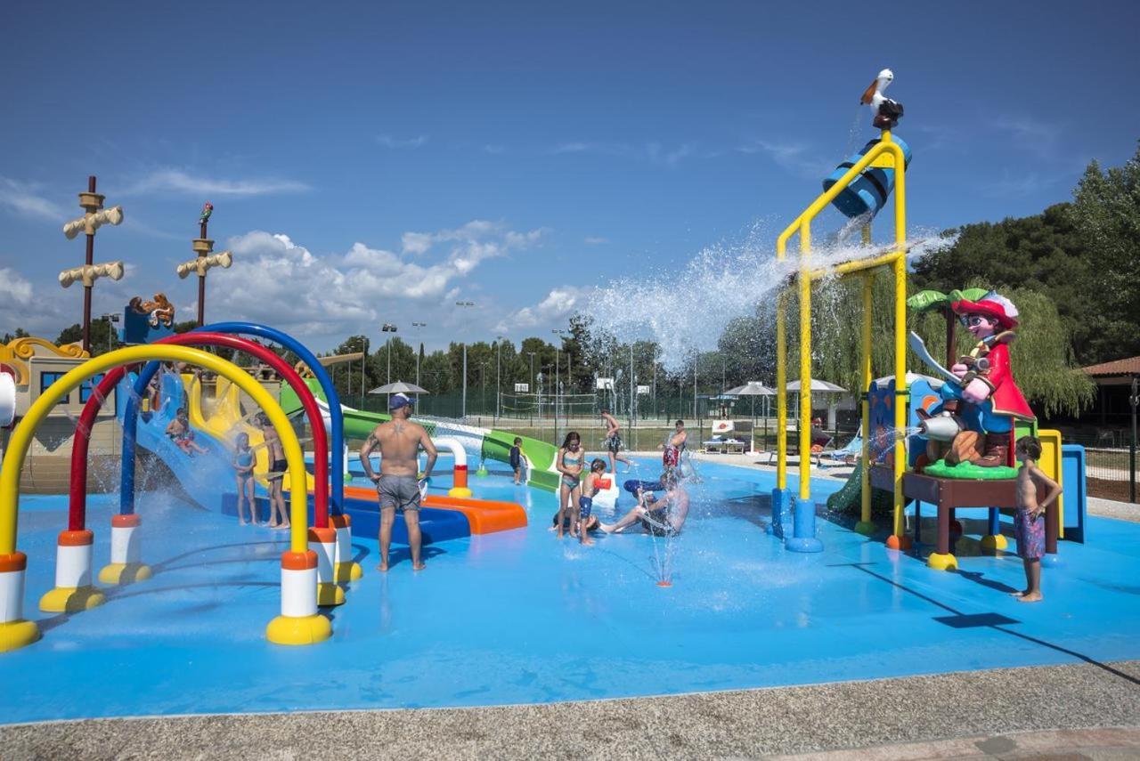 Lux Camp - Mobile Homes In Bi Village Fažana エクステリア 写真